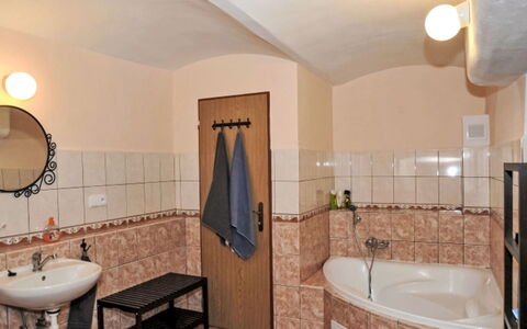 Lipno Garden and Relax: Diseño De Interiores, Piso, Arreglo De Tubería, Suelo, Plomería, Baño, Habitación, Grifo, Lavabo Del Baño, Techo