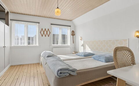 Taja - 170M from the Sea: Cama, Diseño De Interiores, Habitación, Pared, Piso, Suelo, Mueble, Madera, Techo, Lecho