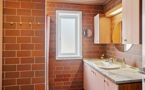 Taja - 170M from the Sea: Pared, Arreglo De Tubería, Lavabo Del Baño, Piso, Lavabo, Diseño De Interiores, Baño, Mueble De Baño, Suelo, Grifo