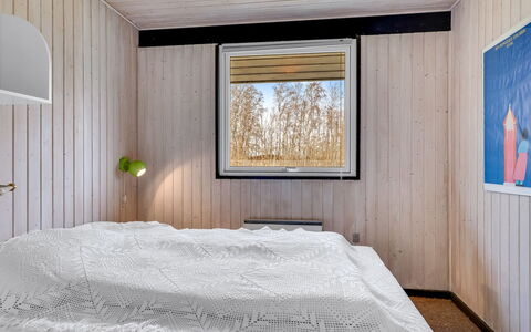 Tosti - 180M to the Fjord: Madera, Habitación, Diseño De Interiores, Techo, Suelo, Habitación, Cama, Sábana, Lecho, Madera Dura