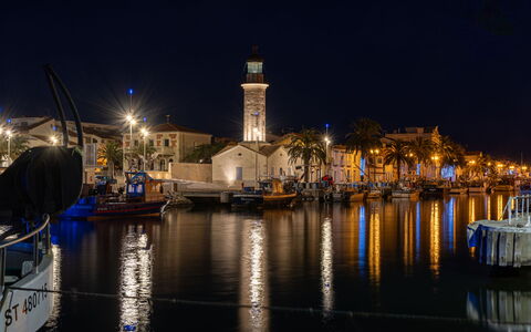 Les Rivages D'Ulysse: Barco, Edificio, Ciudad, Watercraft, Noche, Camino Acuático, Arquitectura, Torre, Centro De Deportes Acuáticos, Reflexión