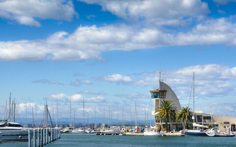 Les Rivages D'Ulysse: Cielo, Azul, Barco, Watercraft, Camino Acuático, Barcos Y Canotaje - Efectos Y Equipo, Centro De Deportes Acuáticos, Arquitectura Naval, Costa, Canal