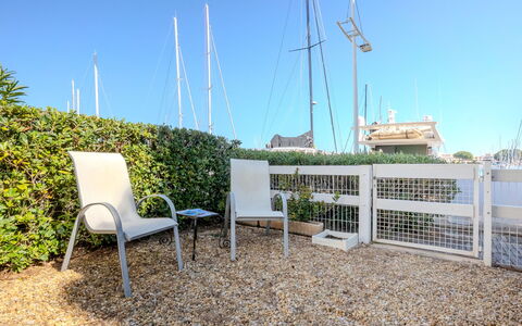 Les Rivages D'Ulysse: Toldo, Sombra, Balcón, Silla, Mueble Para Exteriores, Estructura Al Aire Libre, Mesa Al Aire Libre, Pérgola, Patio, Planta De Casa