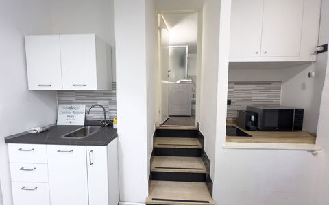 Casa Nina Seconda - Sanremo: Piso, Suelo, Diseño De Interiores, Habitación, Departamento, Escalera, Electrodoméstico, Madera Dura, Lavabo, Cocina