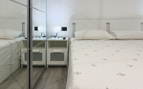 Casa Nina Seconda - Sanremo: Mueble, Cama, Diseño De Interiores, Habitación, Piso, Suelo, Lecho, Sábana, Habitación, Textil
