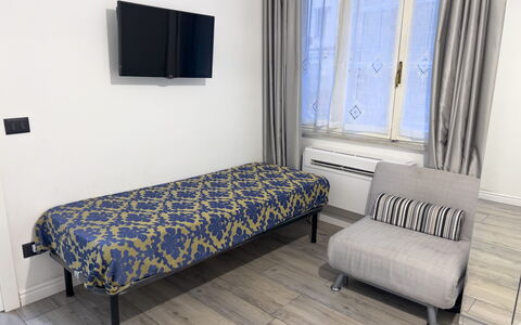 Casa Nina Seconda - Sanremo: Piso, Suelo, Diseño De Interiores, Mueble, Habitación, Linos, Cama, Habitación, Sábana, Marco De La Cama