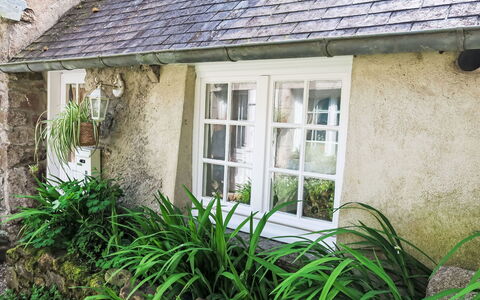 Gwenn Tiny House: Casa, Arbusto, Cabaña, Techo, Casa, Cobertura Del Suelo, Jardín, Pared De Piedra, Paisajismo, Ventana De Guillotina