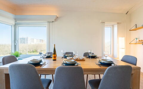 Verona: Mueble, Comedor, Diseño De Interiores, Mesa, Cocina Y Comedor Mesa, Madera, Silla, Piso, Suelo, Encendiendo