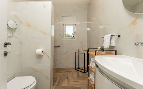 Olivarum: Pared, Piso, Diseño De Interiores, Suelo, Arreglo De Tubería, Baño, Grifo, Plomería, Loseta, Casa