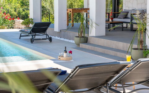 Olivarum: Mueble, Mueble Para Exteriores, Silla, Piscina, Sunlounger, Sombra, Material Compuesto, Maceta, Recurso, Eco Hotel