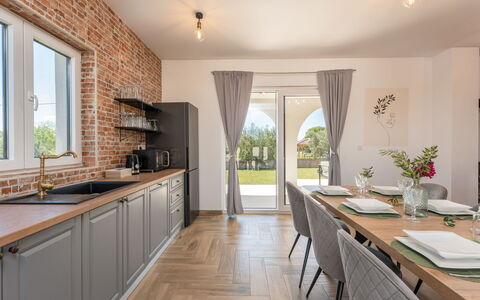 Olivarum: Mueble, Diseño De Interiores, Piso, Cocina, Madera, Techo, Suelo, Mostrador, Cocina Y Comedor Mesa, Casa