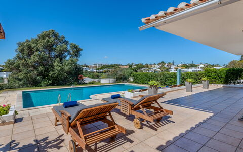 Rosa: Departamento, Mueble, Barrio Residencial, Balcón, Condominio, Silla, Sombra, Recurso, Costa, Hotel