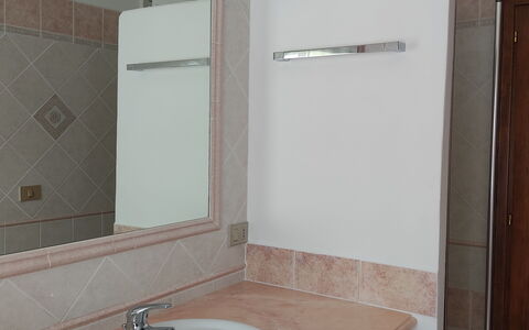 Belvedere Apartment Ac, Budoni: Lavabo Del Baño, Arreglo De Tubería, Lavabo, Pared, Espejo, Diseño De Interiores, Baño, Piso, Grifo, Mueble De Baño