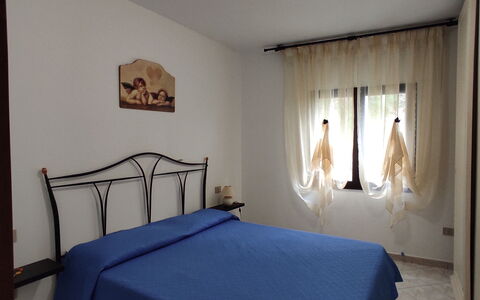 Belvedere Apartment Ac, Budoni: Mueble, Diseño De Interiores, Suelo, Piso, Cama, Habitación, Sábana, Linos, Lecho, Habitación
