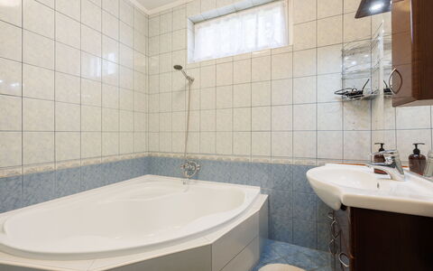 Baum: Baño, Arreglo De Tubería, Bañera, Diseño De Interiores, Piso, Lavabo Del Baño, Suelo, Grifo, Lavabo, Techo