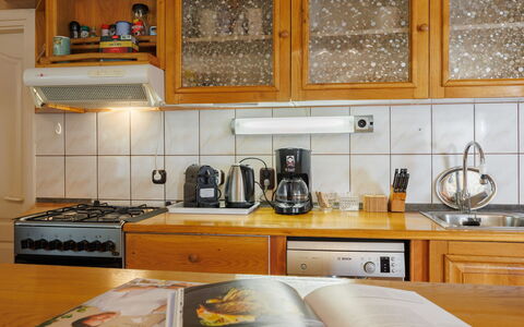 Baum: Aparato De Cocina, Cocina, Mostrador, Gabinetes, Electrodoméstico, Electrodoméstico, Madera, Pequeños Electrodomésticos, Estufa De Cocina, Diseño De Interiores