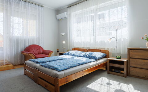 Baum: Mueble, Cama, Habitación, Diseño De Interiores, Piso, Suelo, Lecho, Madera, Sábana, Habitación