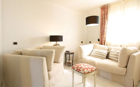 Villino Sonia: Mueble, Diseño De Interiores, Sofá, Pared, Sala, Madera, Piso, Habitación, Suelo, Textil