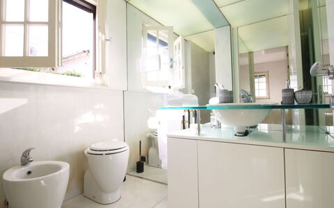 Villino Sonia: Diseño De Interiores, Arreglo De Tubería, Baño, Piso, Lavabo Del Baño, Lavabo, Suelo, Espejo, Grifo, Plomería