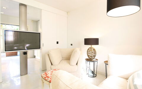 Villino Sonia: Mueble, Diseño De Interiores, Piso, Pared, Suelo, Sofá, Sala, Madera, Habitación, Techo