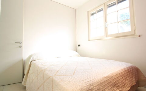 Villino Sonia: Cama, Habitación, Diseño De Interiores, Pared, Suelo, Piso, Madera, Sábana, Lecho, Techo