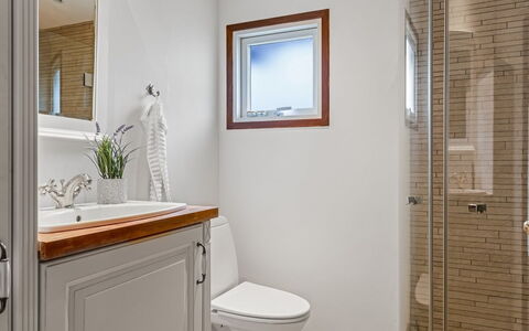 Thorvor - 400M from the Sea: Baño, Arreglo De Tubería, Pared, Piso, Suelo, Diseño De Interiores, Grifo, Lavabo, Plomería, Espejo