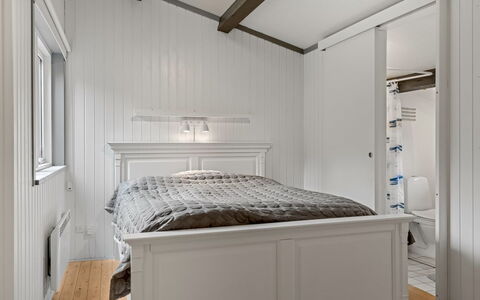 Thorvor - 400M from the Sea: Diseño De Interiores, Pared, Habitación, Piso, Madera, Mueble, Suelo, Techo, Cama, Habitación