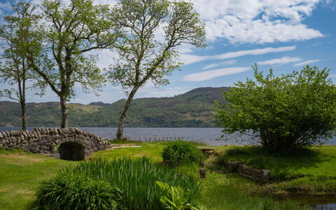 Farmburn Bothy: Hierba, Cuerpo De Agua, Árbol, Naturaleza, Hoja, Verde, Entorno Natural, Paisaje Natural, Vegetación