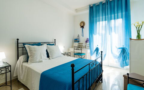 Calella: Mueble, Madera, Diseño De Interiores, Gabinetes, Cocina, Piso, Mostrador, Alacena, Habitación, Manchas De Madera