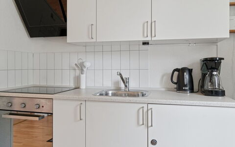 Felicia - 200M from the Sea: Cocina, Aparato De Cocina, Mostrador, Madera, Electrodoméstico, Fregadero, Piso, Lavabo, Diseño De Interiores, Gabinetes