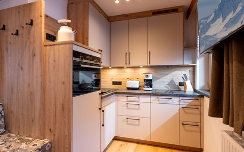 Niederau 26: Madera, Cocina, Mueble, Mostrador, Electrodoméstico, Diseño De Interiores, Gabinetes, Aparato De Cocina, Habitación, Lavabo