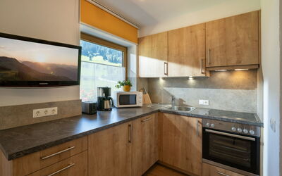 Daniela 26.1: Diseño De Interiores, Madera, Mostrador, Gabinetes, Piso, Cocina, Techo, Habitación, Aparato De Cocina, Electrodoméstico