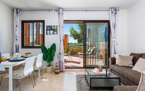Cerro del Sol 6: Mueble, Piso, Diseño De Interiores, Mesa, Suelo, Silla, Sofá, Sala, Casa, Habitación