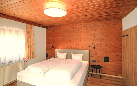Manuel: Madera, Diseño De Interiores, Techo, Piso, Suelo, Lámpara, Habitación, Manchas De Madera, Habitación, Cama