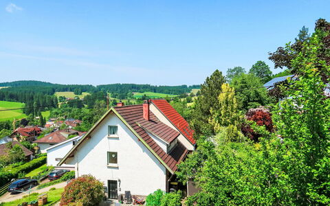 Blackforest Birdnest: Verde, Casa, Arbusto, Cabaña, Techo, Casa, Área Rural, Pueblo, Casa De Campo, Jardín