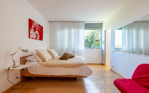 Stordita: Cama, Mueble, Habitación, Diseño De Interiores, Suelo, Lecho, Pared, Piso, Sábana, Textil