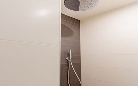 Residence Domburg: Arreglo De Tubería, Piso, Diseño De Interiores, Alcachofa De La Ducha, Baño, Techo, Suelo, Ducha, Lámpara, Plomería
