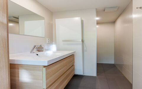 Residence Domburg: Piso, Diseño De Interiores, Suelo, Madera, Mueble De Baño, Lavabo Del Baño, Arreglo De Tubería, Baño, Plomería, Gabinetes