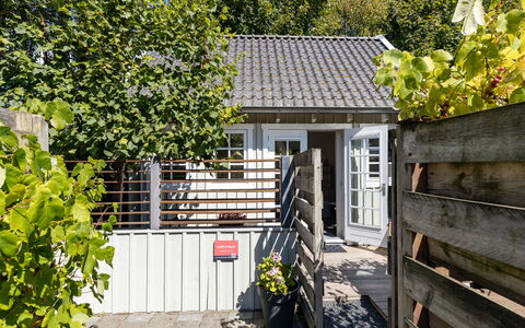 Residence Domburg: Casa, Arbusto, Casa, Puerta, Maceta, Cabaña, Sombra, Jardín, Vía Muerta