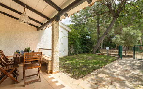 Casa ai Mandorli: Sombra, Patio Interior, Porche, Jardín, Losa, Inmuebles, Mueble Para Exteriores, Silla, Estructura Al Aire Libre, Yarda