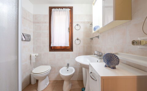 Casa ai Mandorli: Asiento Del Baño, Arreglo De Tubería, Baño, Baño, Piso, Lavabo Del Baño, Lavabo, Suelo, Diseño De Interiores, Grifo