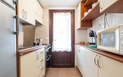 Casa ai Mandorli: Madera, Cocina, Electrodoméstico, Piso, Mostrador, Aparato De Cocina, Gabinetes, Diseño De Interiores, Mueble, Suelo
