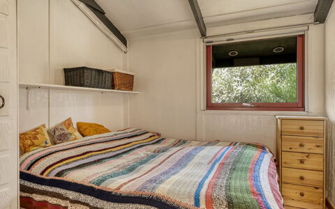 Nimrod - 800M from the Sea: Habitación, Diseño De Interiores, Madera, Cama, Mueble, Sábana, Techo, Suelo, Habitación, Piso