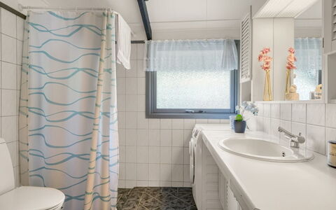 Nimrod - 800M from the Sea: Diseño De Interiores, Piso, Arreglo De Tubería, Suelo, Baño, Lavabo, Textil, Techo, Grifo, Mueble De Baño