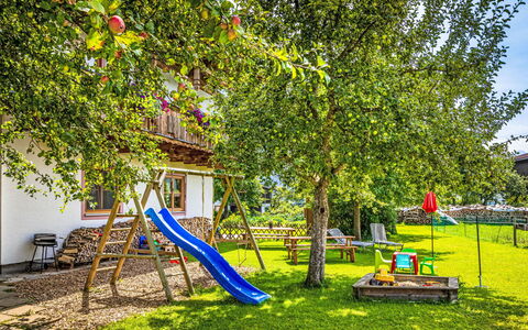 Saalfelden am Steinernen Meer 24: Césped, Cabaña, Jardín, Yarda, Patio Interior, Parque, Paisajismo, Casa De Campo, Equipo De Juego Exterior, Eco Hotel