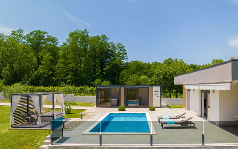 Villa Romantica: Mueble Para Exteriores, Jardín, Mesa Al Aire Libre, Silla, Sombra, Paisajismo, Patio Interior, Yarda, Eco Hotel, Cocina Y Comedor Mesa