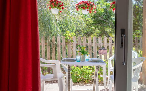 La Casetta di Franci: Mueble Para Exteriores, Jardín, Mesa Al Aire Libre, Silla, Sombra, Paisajismo, Patio Interior, Yarda, Eco Hotel, Cocina Y Comedor Mesa