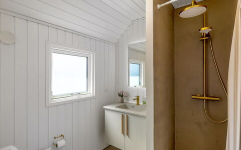Tilje - 80M from the Sea: Madera, Arreglo De Tubería, Piso, Techo, Suelo, Baño, Plomería, Baño, Habitación, Grifo