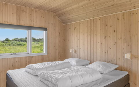 Tilje - 80M from the Sea: Madera, Habitación, Lecho, Cama, Sábana, Marco De La Cama, Techo, Madera Dura, Habitación, Tablón