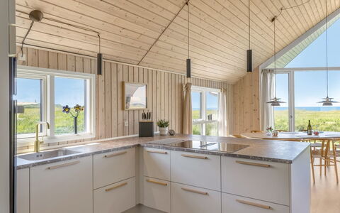 Tilje - 80M from the Sea: Madera, Techo, Piso, Cocina, Casa, Madera Dura, Mostrador, Suelos De Madera, Lámpara, Manchas De Madera